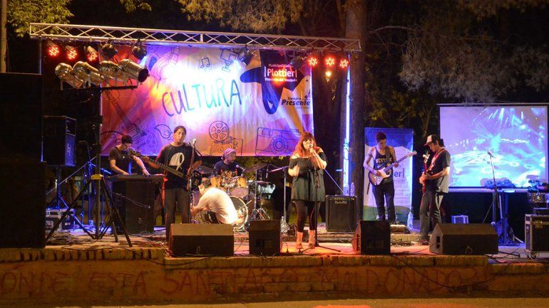 Un domingo a pura música y arte en la plaza de Plottier