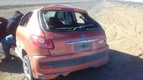 por el hielo, perdio el control de su auto y termino volcando