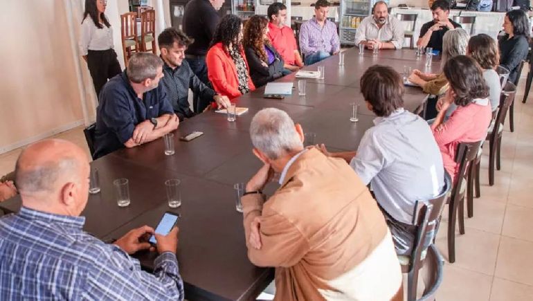 El intendente José Asaad, junto a técnicos de Copade con Ana Servicio y parte de la comunidad de Vista Alegre en los talleres para el plan de desarrollo territorial. El intendente José Asaad, junto a técnicos de Copade con Ana Servicio y parte de la comunidad de Vista Alegre en los talleres para el plan de desarrollo territorial.