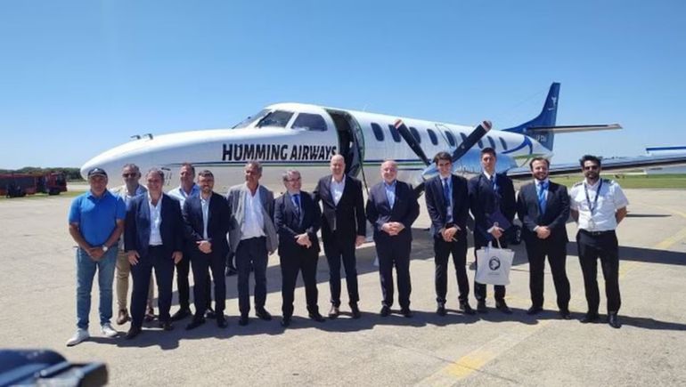 Los empresarios de la aerolínea junto a funcionarios del gobierno. Los empresarios de la aerolínea junto a funcionarios del gobierno.