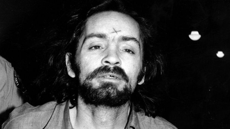 Se hizo tristemente célebre por los crímenes de su secta en 1969. Una de las víctimas fue la actriz Sharon Tate.