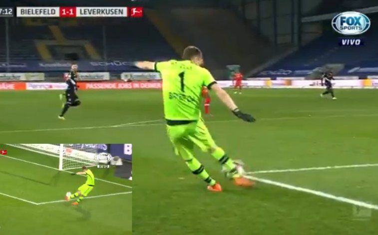 El arquero del Bayern Leverkusen se mando un blooper increíble.