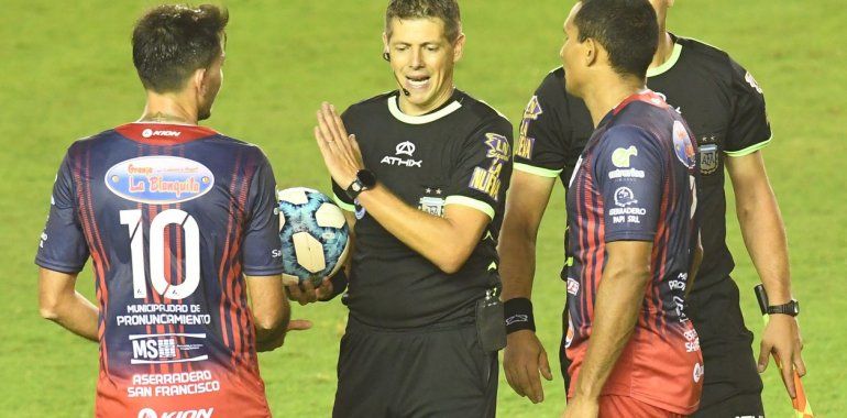 Los hinchas criticaron a Delfino por no darle el penal a Depro