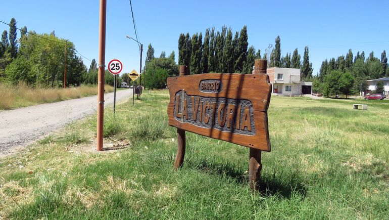El barrio La Victoria en Neuquén no está registrado en Catastro. Falleció el dueño que estaba transfiriendo las tierras y el heredero se niega a firmar. Tiene 20 años. El barrio La Victoria en Neuquén no está registrado en Catastro. Falleció el dueño que estaba transfiriendo las tierras y el heredero se niega a firmar. Tiene 20 años.