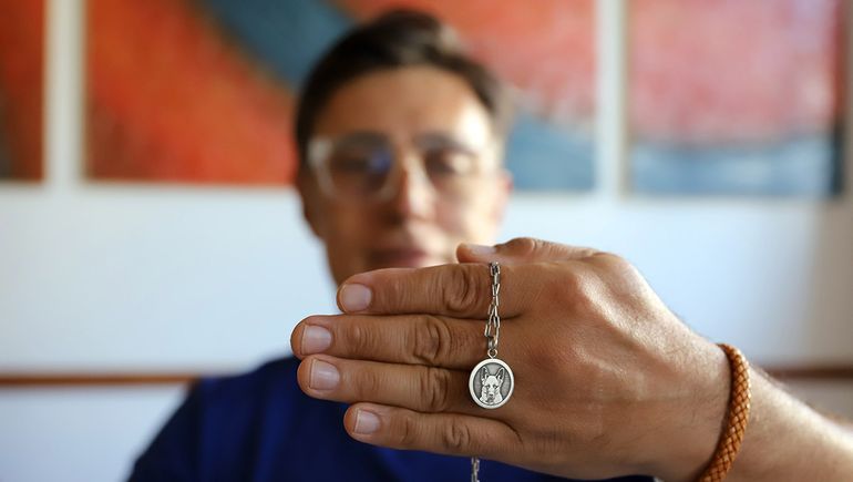 Guillermo con una medalla de plata que lleva el contorno del rostro de Jarno. Guillermo con una medalla de plata que lleva el contorno del rostro de Jarno.