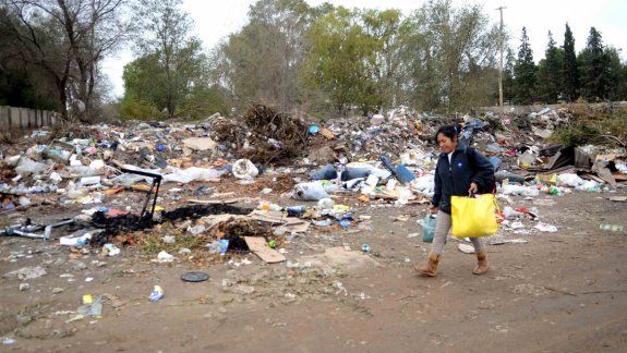 Los operativos de limpieza duran muy poco porque los vecinos siguen arrojando basura en cualquier lugar.