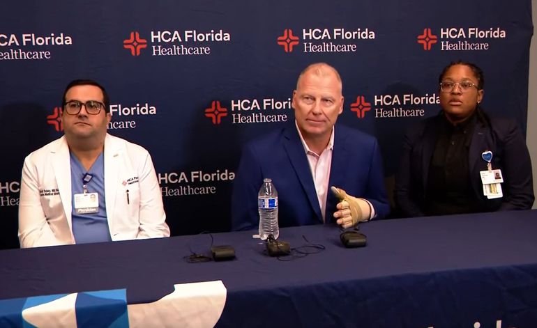 El hombre mordido por el tiburón contó el hecho junto a los médicos que lo trataron. El hombre mordido por el tiburón contó el hecho junto a los médicos que lo trataron.