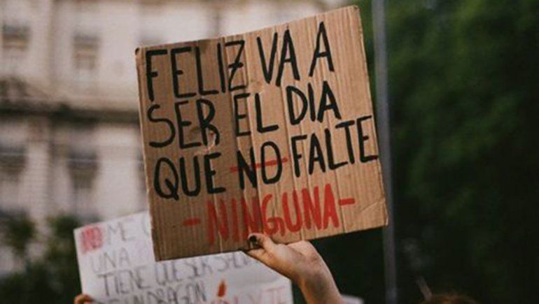 #8M: Del festejo con bombones y flores, a la lucha