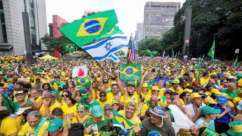 Una multitud apoyó a Bolsonaro. Una multitud apoyó a Bolsonaro.