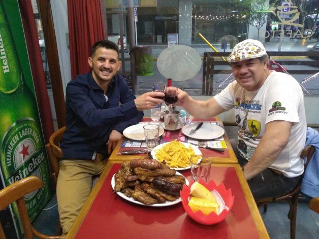 El Áspero Godoy horas después del gran triunfo disfrutando un sabroso asado con su padre y entrenador