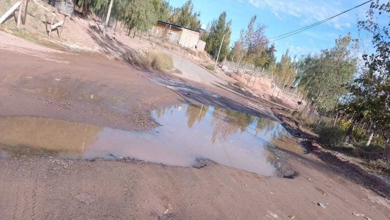 Lagunas de agua y barro, las calles que los vecinos no aguantan más