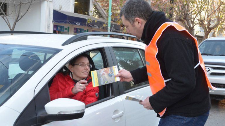 La campaña incluye la entrega de folletería a los conductores.