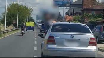 Grabaron a dos nenas viajando colgadas de las ventanillas de un auto Grabaron a dos nenas viajando colgadas de las ventanillas de un auto