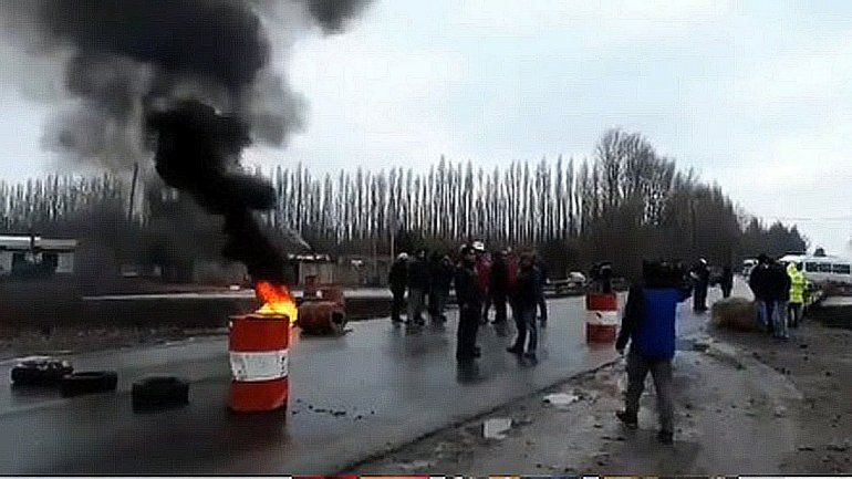 Trabajadores rurales cortan la Ruta 22 a la altura de Fernández Oro