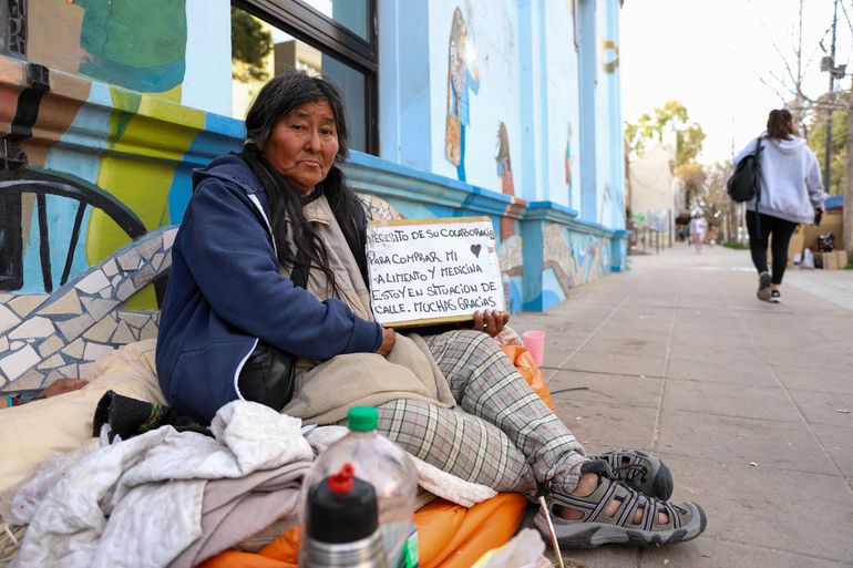 Josefina vive afuera de la catedral junto a sus hijos. Josefina vive afuera de la catedral junto a sus hijos.