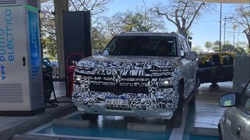 La Volkswagen Amarok 2027, fotografiada en Argentina con camuflaje. La Volkswagen Amarok 2027, fotografiada en Argentina con camuflaje.