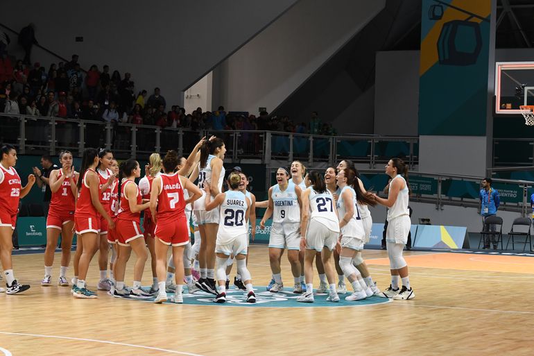 Natasjja Kolff, la neuquina que aportó tres puntos festeja junto a sus compañeros la victoria ante Chile. Foto: Sergio Dovio. vio. Natasjja Kolff, la neuquina que aportó tres puntos festeja junto a sus compañeros la victoria ante Chile. Foto: Sergio Dovio. vio.