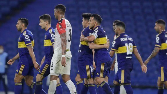 Boca goleó en la noche de Tevez y llega fuerte a octavos