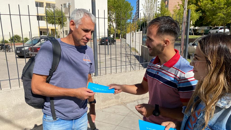 Quién es el candidato que deja su curriculum a los vecinos