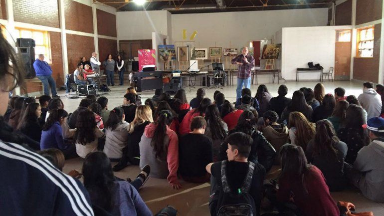 Ayer el programa artístico se presentó en el CPEM Nº 53.