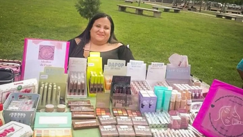 Mara Núñez, en una feria, con sus productos.