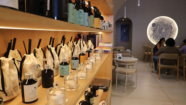 En la cafetería también hay un rincón para los perfumes. En la cafetería también hay un rincón para los perfumes.