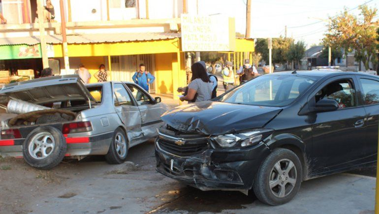Dos mujeres resultaron heridas tras un fuerte choque en Centenario