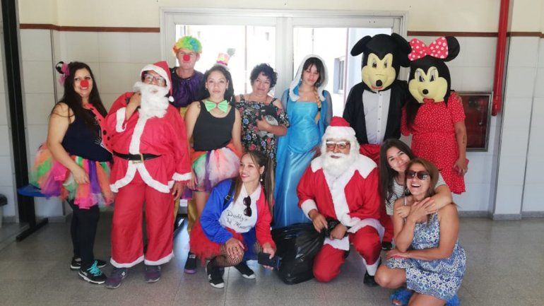 Trabajadores del hospital Heller repartieron juguetes a los niños internados