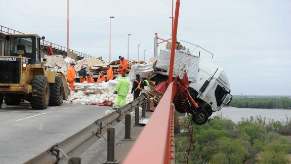 Milagrosamente, el conductor y su acompañante se salvaron.