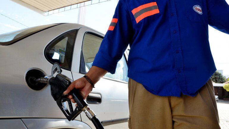 Tratan de prohibir el autoservicio en el expendio de nafta