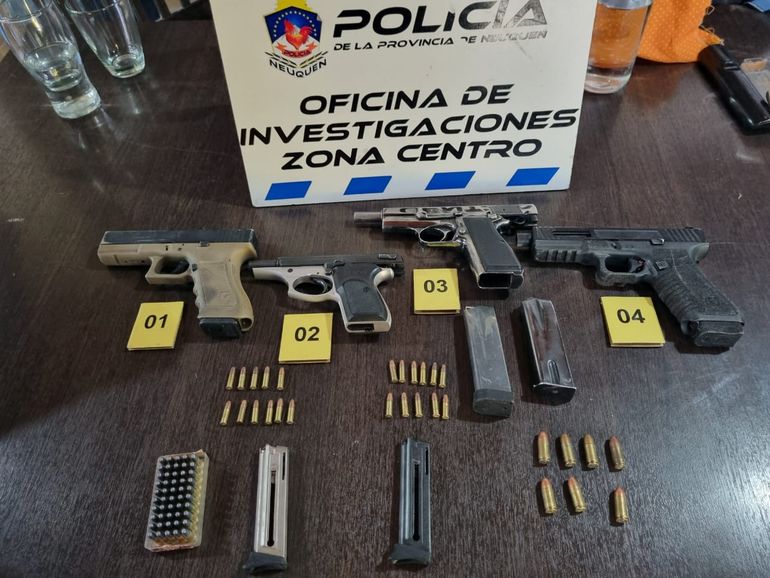 Parte de las armas secuestradas a las bandas narcos. Parte de las armas secuestradas a las bandas narcos.