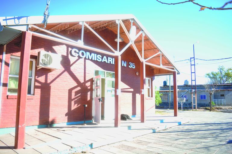 El comisario denunciado fue nombrado jefe de la Comisaría 35 de la ciudad de Rincón de los Sauces. El comisario denunciado fue nombrado jefe de la Comisaría 35 de la ciudad de Rincón de los Sauces.