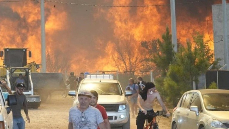El fuego alcanzó viviendas y tuvieron que ser evacuadas.
