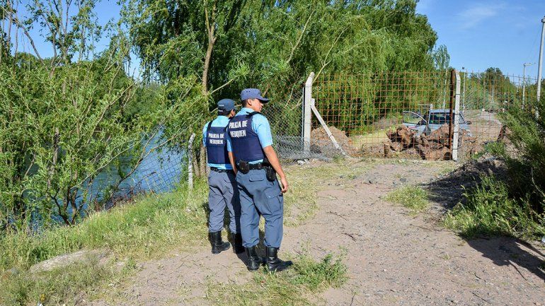 El polémico alambrado quedó con custodia policial