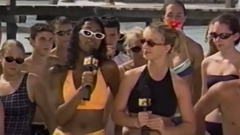 Ananda Lewis junto a Britney Spears, una de las celebridades que entrevistó para MTV.