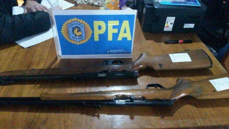 También se demoró a seis personas y se incautaron armas y dólares.