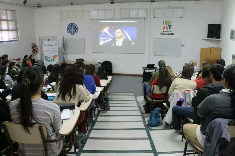 Estudiantes durante una clase en la Facultad de Turismo de la UNCo. Estudiantes durante una clase en la Facultad de Turismo de la UNCo.