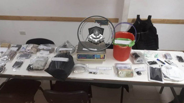 Secuestran más de $ 300 mil  y drogas en 5 allanamientos en la comarca