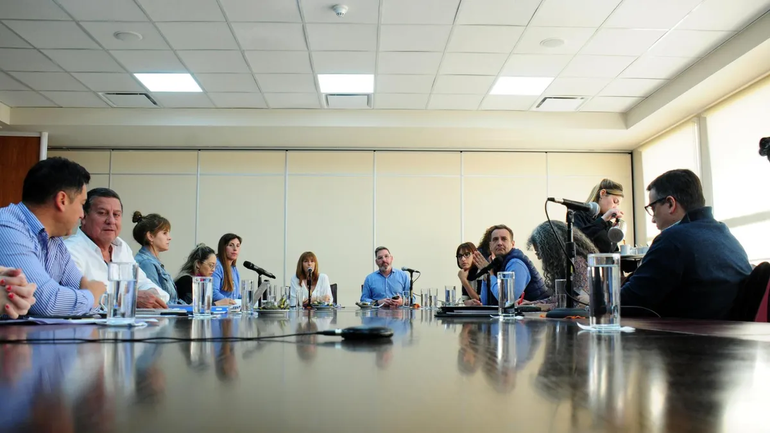  En la reunión de la comisión de la Legislatura participaron las autoridades gremiales de ANEL. En la reunión de la comisión de la Legislatura participaron las autoridades gremiales de ANEL.
