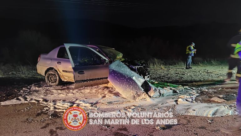 Los bomberos cortaron el auto con herramientas especiales para poder rescatar al conductor. (Foto; Gentileza Bomberos Voluntarios San Martín de los Andes) Los bomberos cortaron el auto con herramientas especiales para poder rescatar al conductor. (Foto; Gentileza Bomberos Voluntarios San Martín de los Andes)