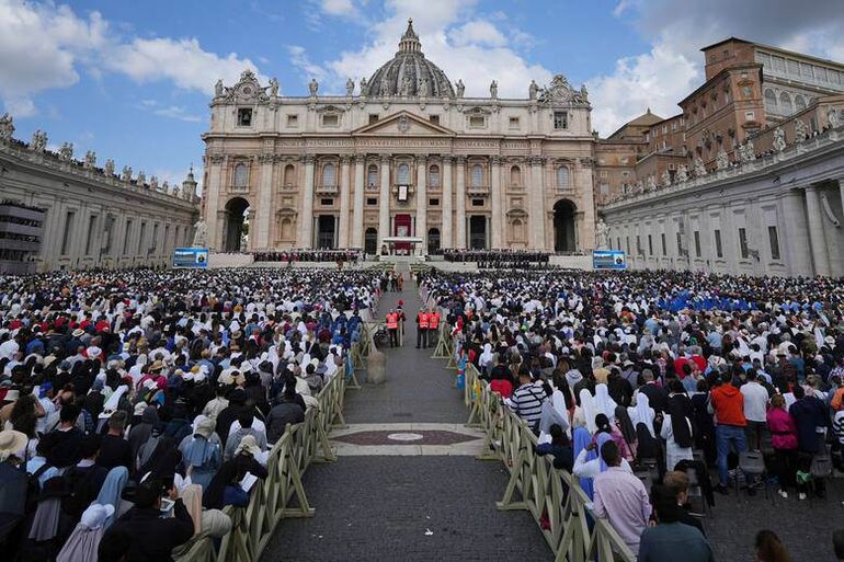 La entronización del papa León XIV fue vista en directo por miles de personas que se acercaron a la Plaza de San Pedro. La entronización del papa León XIV fue vista en directo por miles de personas que se acercaron a la Plaza de San Pedro.