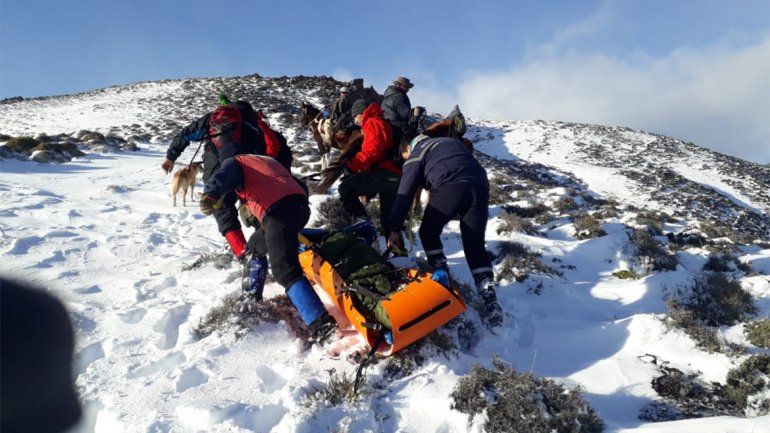 Con un operativo de película y tras doce horas de caminata, rescataron a un hombre con un disparo
