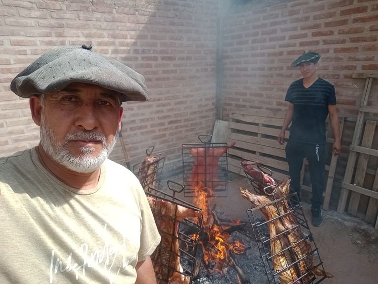 Raúl Hernández, el asador de los gobernadores, oficio que aprendió desde muy chico. Raúl Hernández, el asador de los gobernadores, oficio que aprendió desde muy chico.
