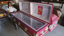 fiebre barbie: una funeraria lanzo cajones de color rosa y con la imagen de la muneca fiebre barbie: una funeraria lanzo cajones de color rosa y con la imagen de la muneca