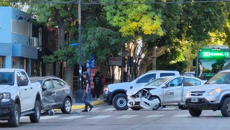Fuerte choque complicó el tránsito en el centro neuquino
