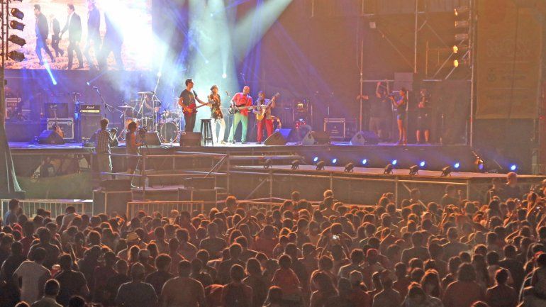 Una multitud se acercó al Paseo de la Costa para participar de la ya consolidada Fiesta de la Confluencia.