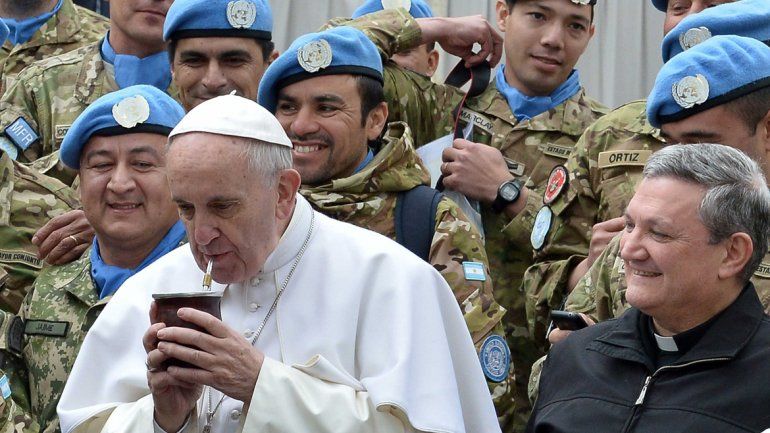 Una mateada con compatriotas. Soldados argentinos de la ONU saludaron ayer al papa en la Plaza de San Pedro.