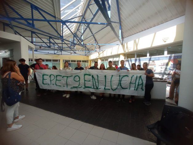 Estudiantes de la EPET N° 9 de Plottier volvieron a marchar al CPE