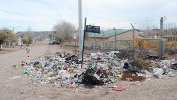 Esquinas, terrenos baldíos, plazas, bulevares y hasta el frente de una escuela. Ningún lugar escapa a la basura. Una problemática que generan los propios vecinos.