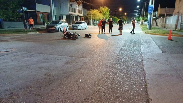 Un policía chocó contra una moto: dos jóvenes fueron trasladados de urgencia al hospital